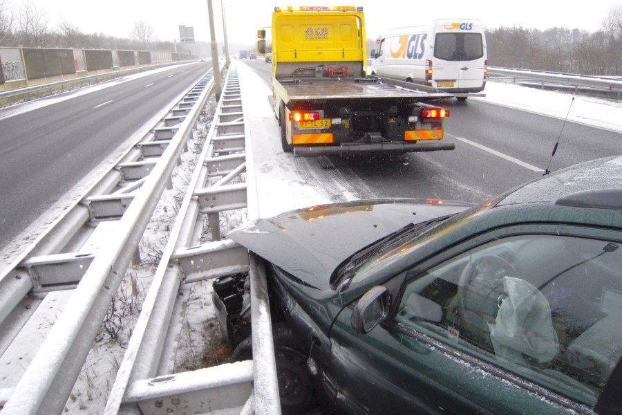 Ongeval door sneeuw A44 18,5 Leiden